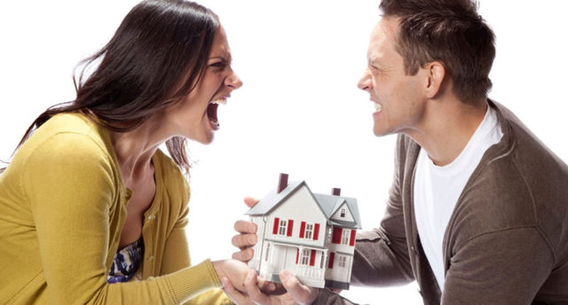 Как переоформить квартиру с мужа на жену в браке и как оформить недвижимость, чтобы не делить при разводе